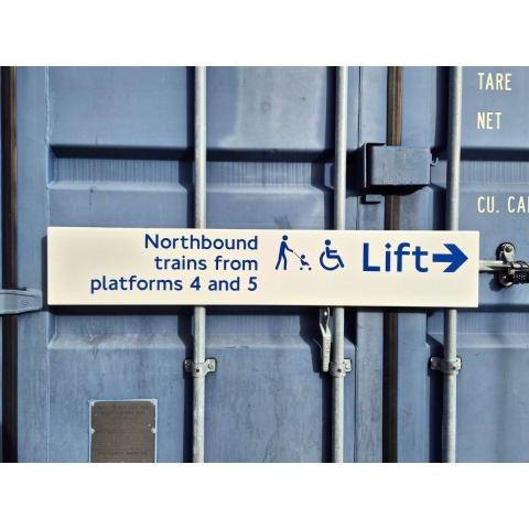 Northbound Trains Lift Arrow Right (62026)